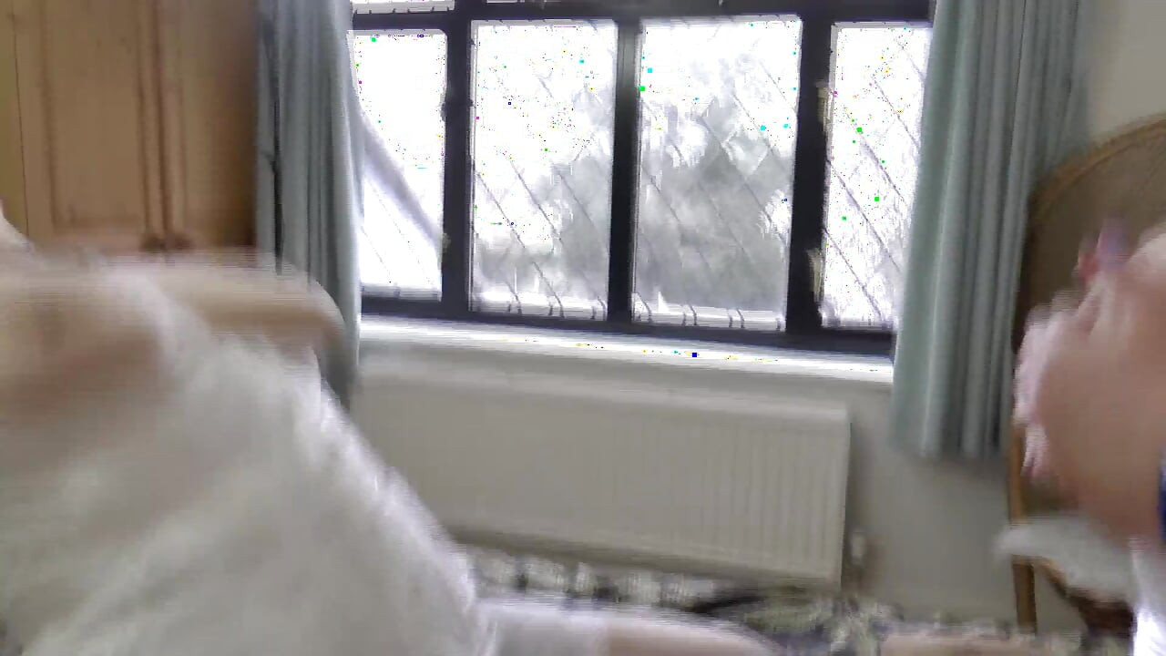 二つの角質おばあちゃんは電気技師を使用します