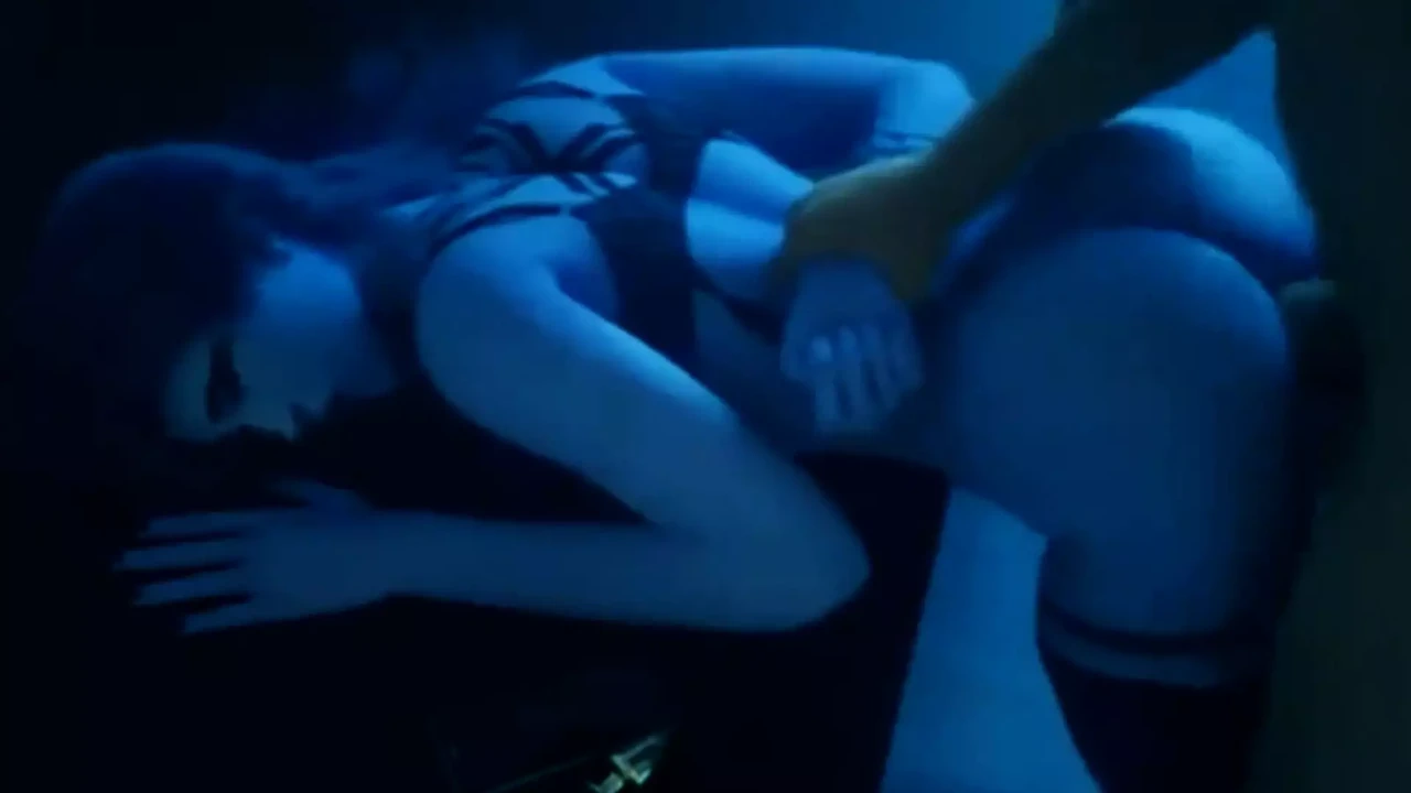 寡妇制造者在桌子上被干