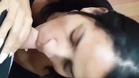 Aku nyepong kontol pria ini dan lanjut nyepong kontolku habis-habisan!