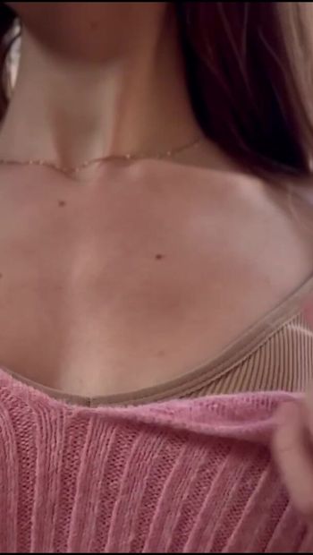 गुलाबी टॉप में स्तनों को छेड़ना - क्लोजअप स्तन - पूजा शरीर - पूजा स्तन