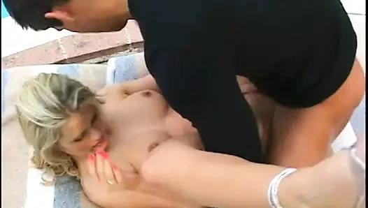 Cewek nakal berbagi kontol besar dan telan sperma di pinggir kolam renang