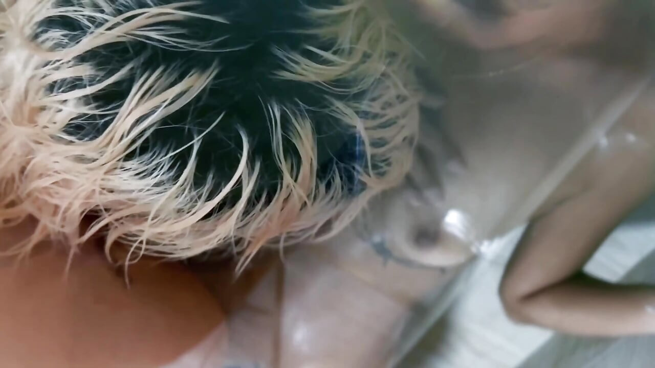 TITS IN SOAP!! MASTURBATING HER WITH WET LITTLE FINGERS