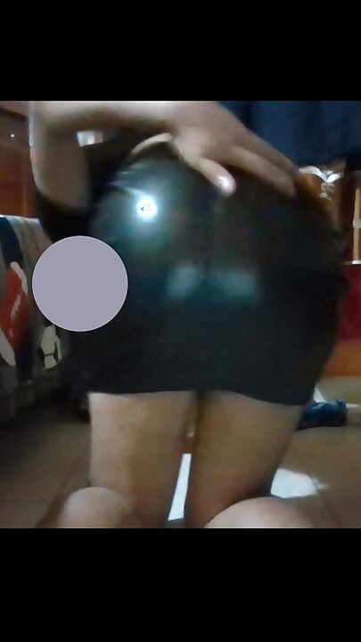Femboy isprobava novu suknju upravo donesenu od kuće