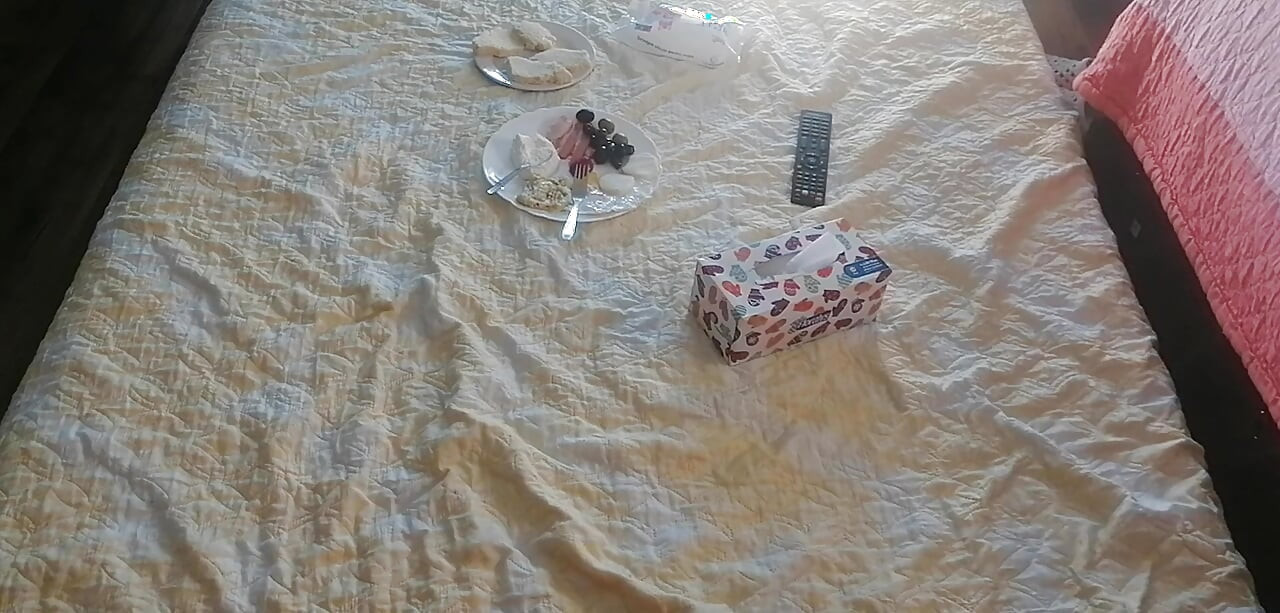 Sexig fru som äter frukost i sovrummet. Amatör fru gör ett träningspass hemma naken.