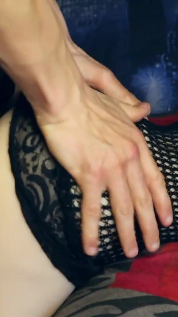 我喜欢操她的狗式，并用精液覆盖她的圆屁股。 | 短片 2