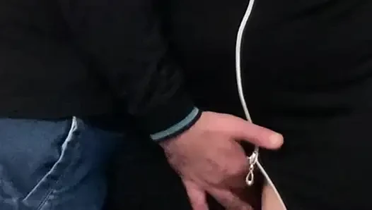 Garip sapık orta yaşlı seksi kadın herkesin içinde amını parmaklıyor