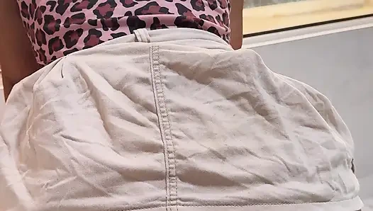 Dia suka melompatku ke penisku sementara semua orang pergi melalui jendela