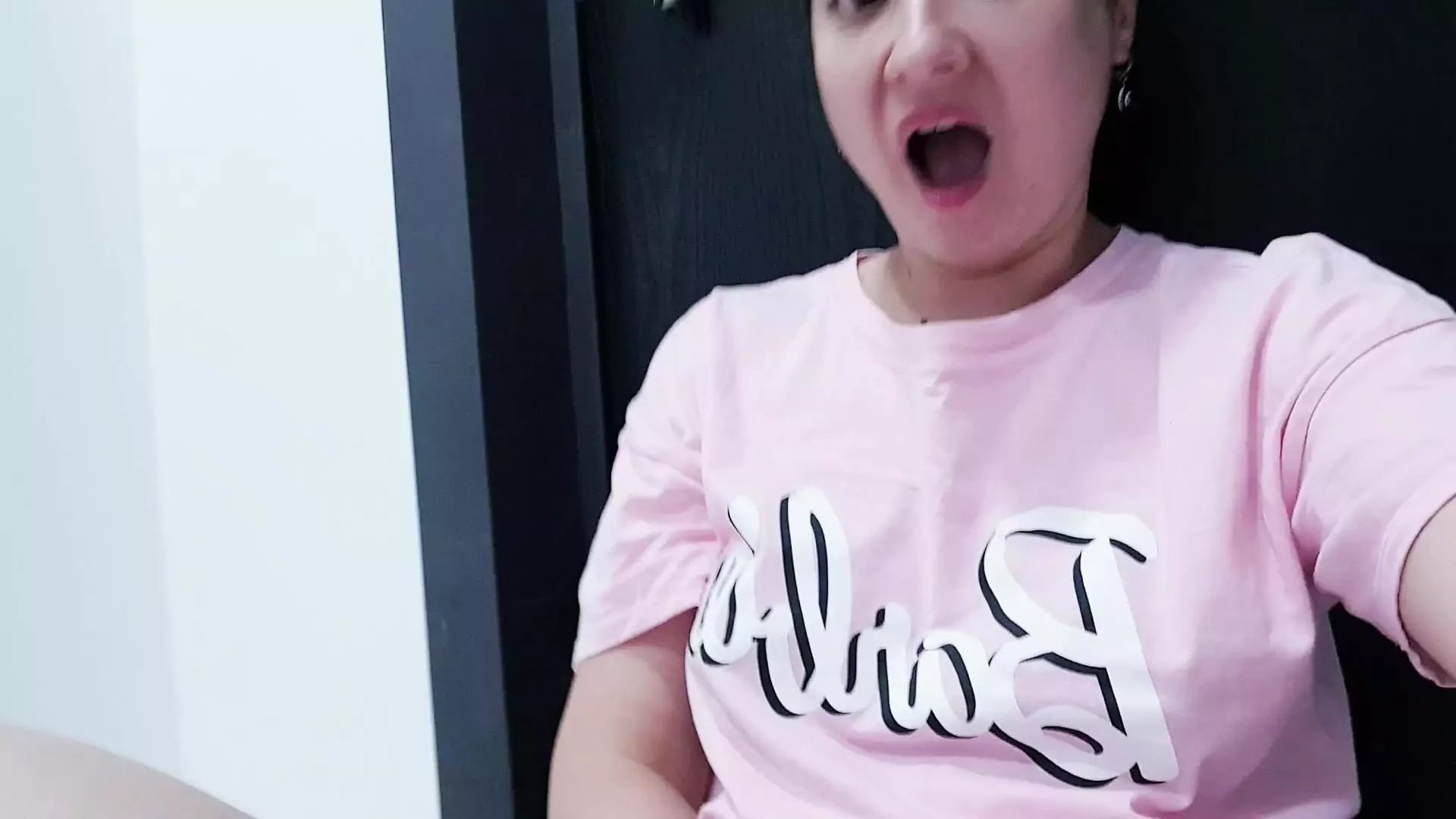 Zgodna tinejdžerka brineta fingeruje dlakavu pičku i curi sperma!!