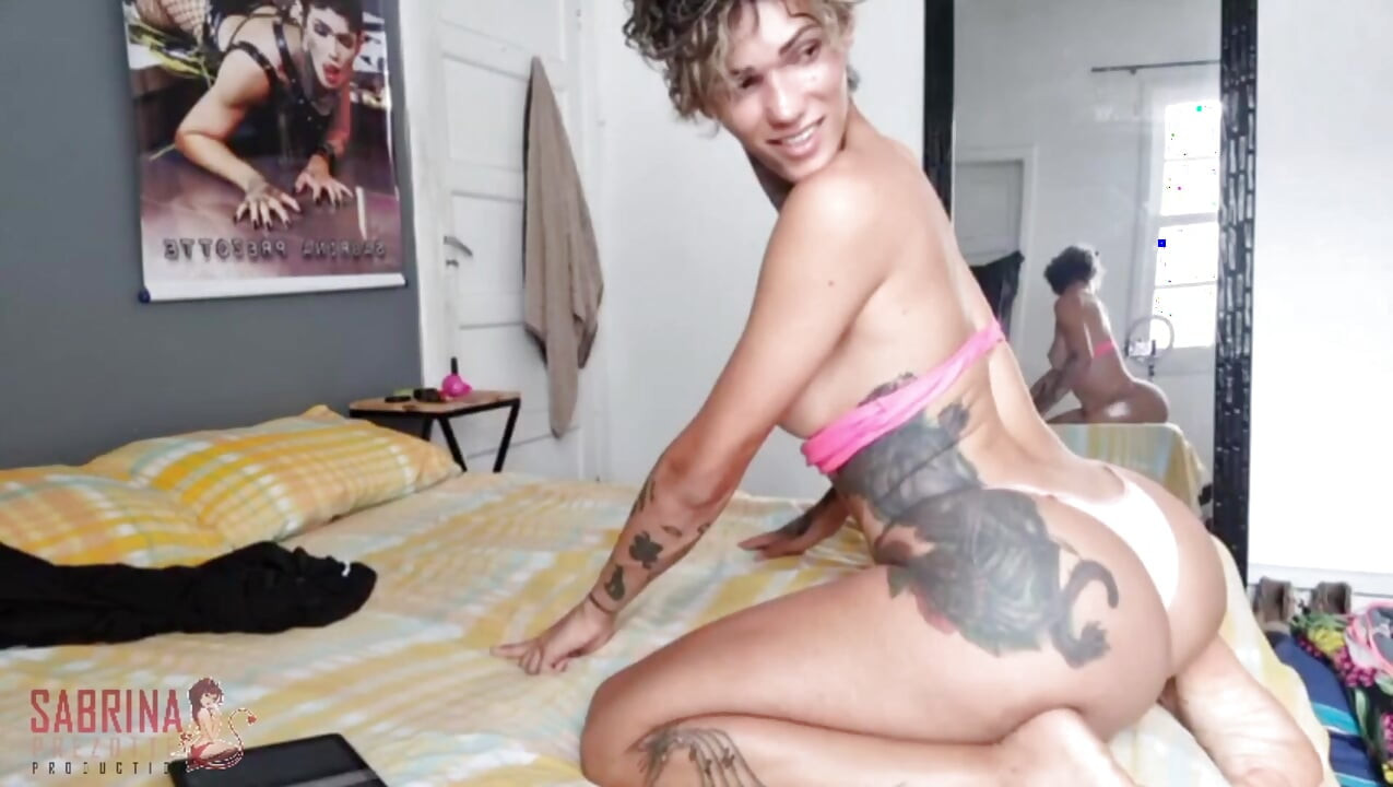 カメラの前で体を見せびらかす巨根ニューハーフ。