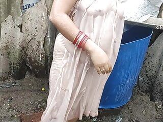 Anita Yadav tomando banho ao ar livre com peitos quentes