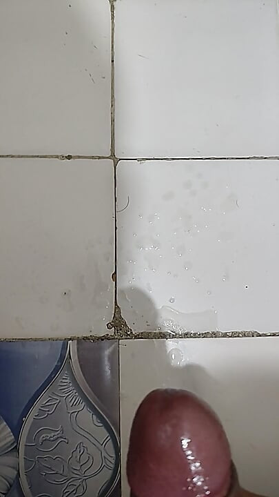 MALE MASTURBATION IN BATHROOM WHILE WATHING PORN