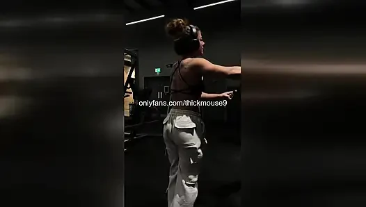 Instagram canlı dansı sırasında yaramaz genç kızın amcık frikik