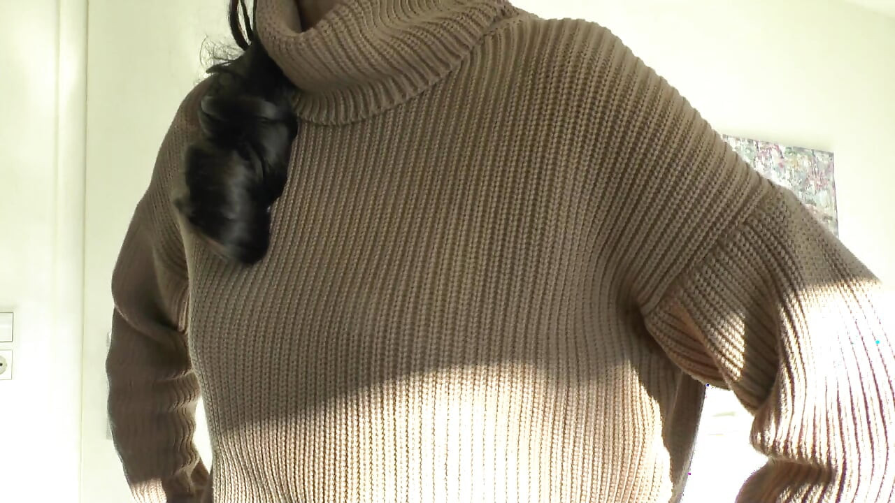 Squirt pada baju sejuk saya! Lady Victoria Valente Dalam Baju Sejuk Turtleneck Tebal