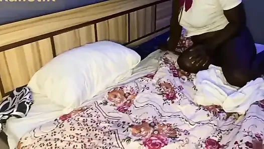 Tante semok berhijab yang baru nikah pura-pura polos diyakinkan untuk selingkuh satu putaran lagi