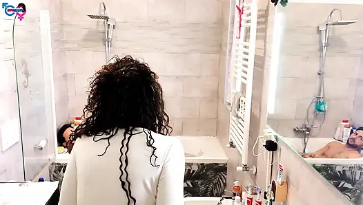 Teman sekamar saya memberi saya blowjob di bak mandi dan mendapatkan air mani dengan celana jeans basah