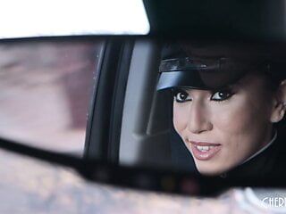 Возбужденная шофер Judy Jolie хочет большой черный член Donny Sin