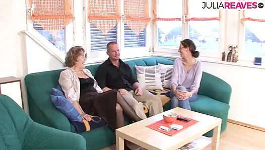 Oma bückt sich über dem sofa, als der liebhaber sie von hinten mit einem ling-schwanz fickt