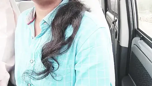 Üvey baba ve üvey kızı arabada seks Telugu edepsizce konuşuyor