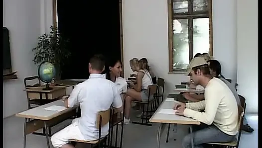 Winzige deutsche teen-puppe in hartem dreier im klassenzimmer gefickt