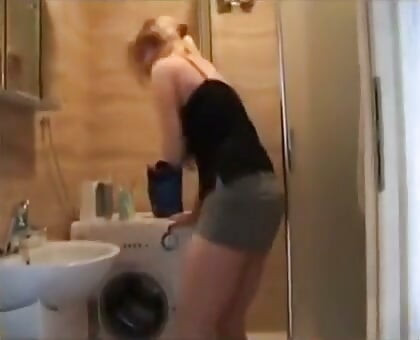 足コキの妻は彼をバスルームに横たえさせます