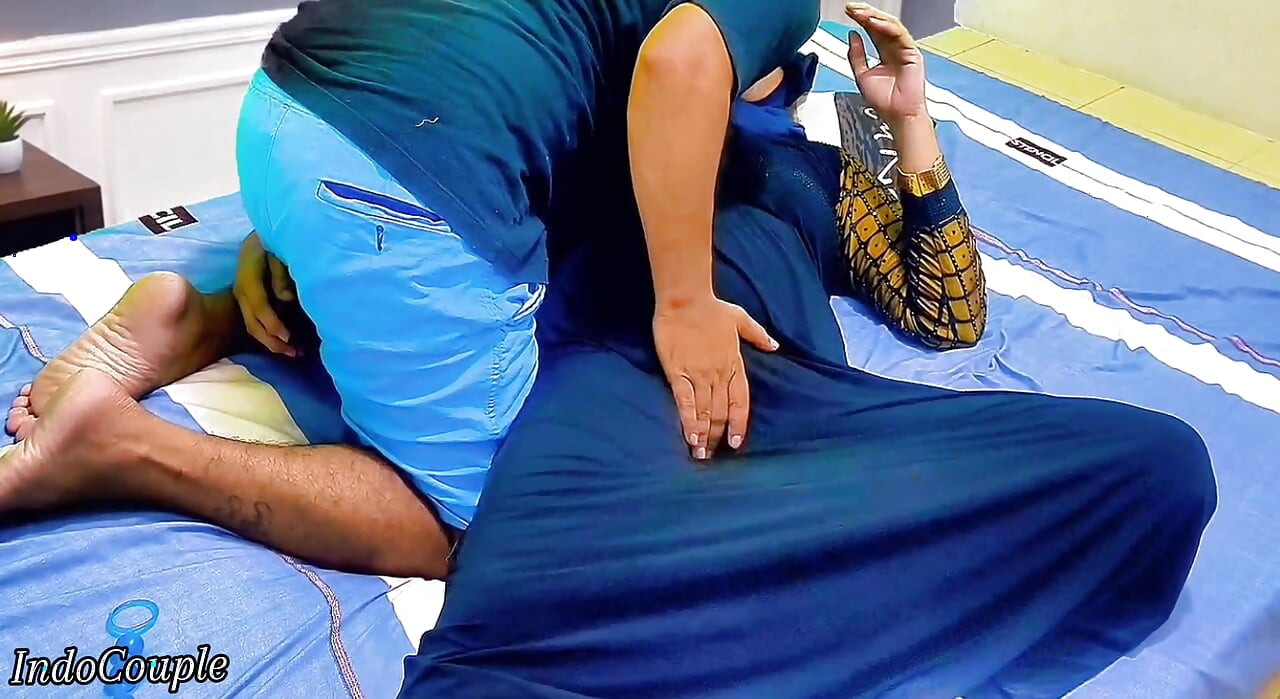 Gadis berhijab menunjukkan memeknya tetapi saudara tiri memilih lubang yang salah.