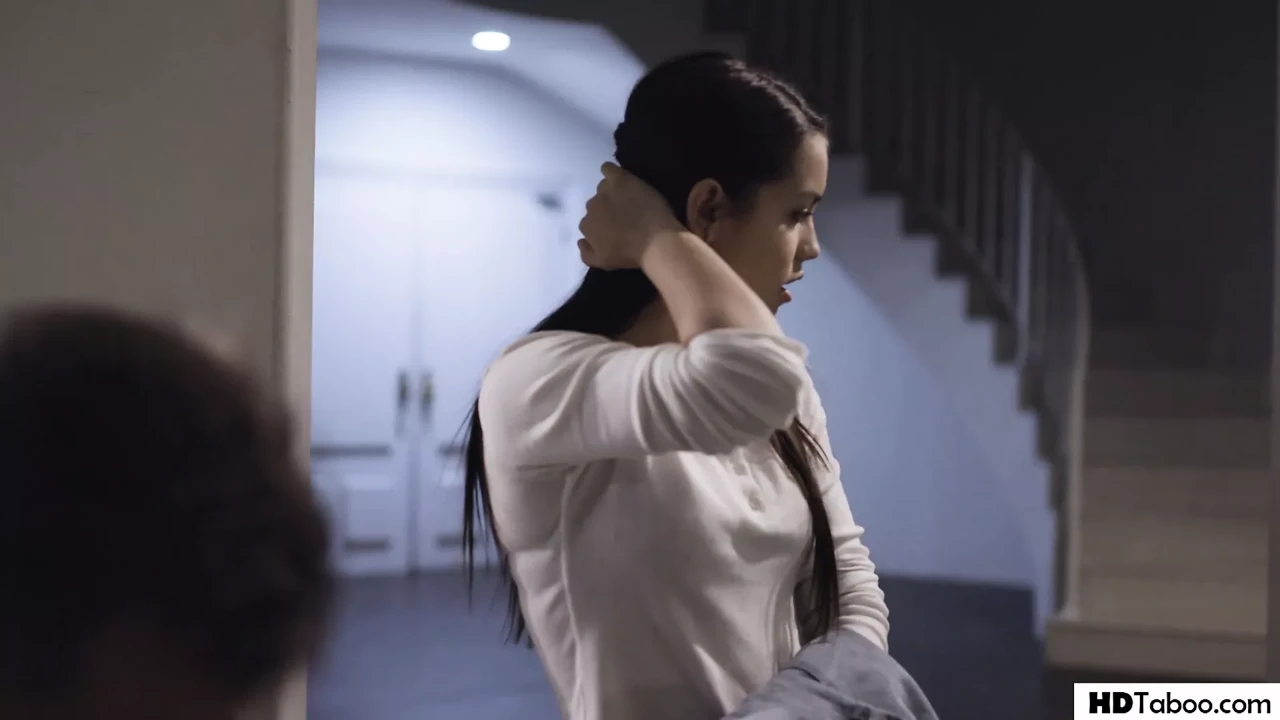 下流的男人想要与拉丁保姆发生性关系