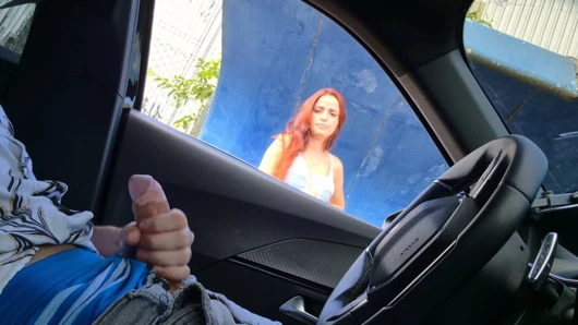 Riskanter Handjob beim Fahren, ich habe die schöne Rothaarige angerufen, um meinen Schwanz zu sehen, bis ich komme!