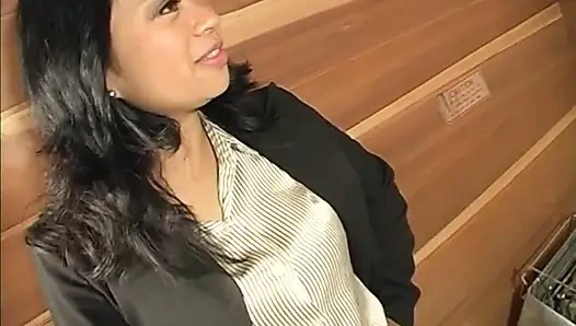 Tante seksi asia dientot sama tukang ledeng setelah nyepong kontol besarnya