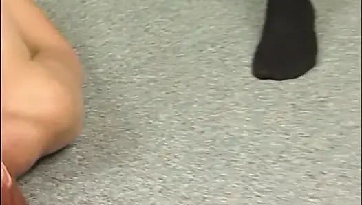 Kızıl saçlı nine amını parmaklatıyor