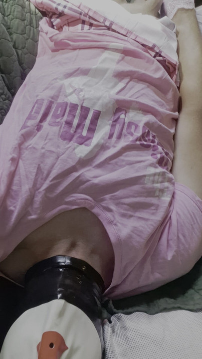 Crossdresser Nicole se igra sama sa sobom
