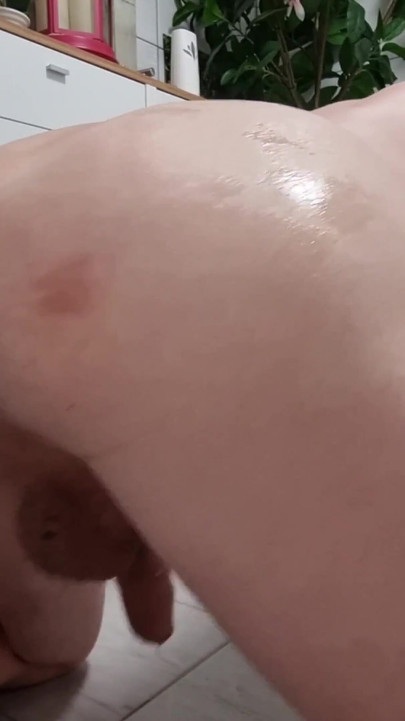 O fată drăguță este înnebunită după un anal dur cu vibrator | Clip 1