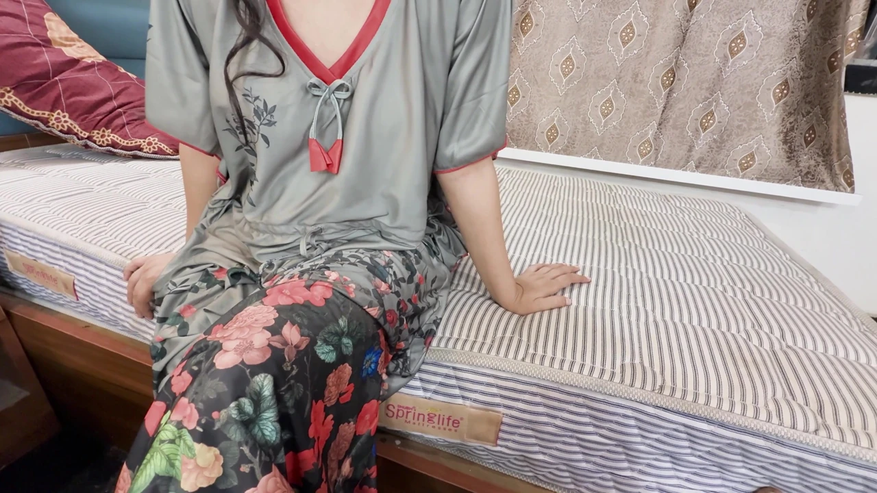 Üvey babasının odasına giderken, teyzeyle balayını kutladı, sert seks