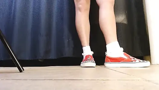 Cewek dengan kaus kaki putih dengan kaus kaki vans flame sneakers lagi asik main sepatu