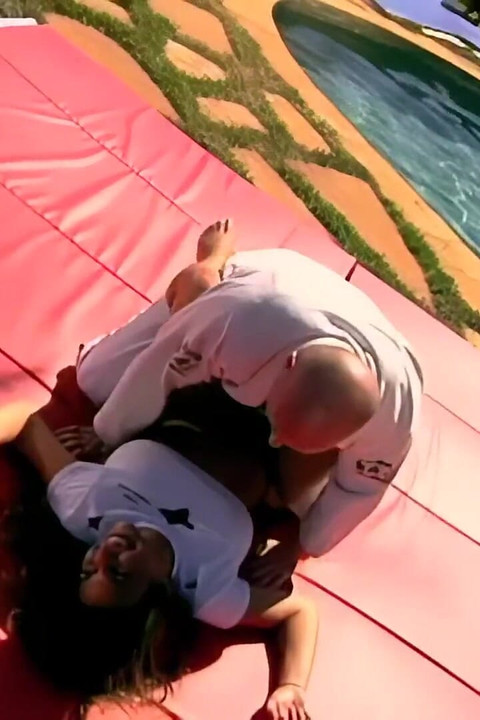 尼奇·斯特林：一位在喷泉边被操的感官美女