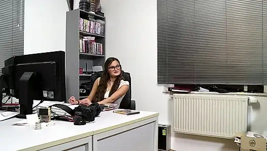 Office Orta Yaşlı Seksi Kadınlar Vahşi Çifte Penetrasyon Eylemi Için Baştan Çıkarıyor