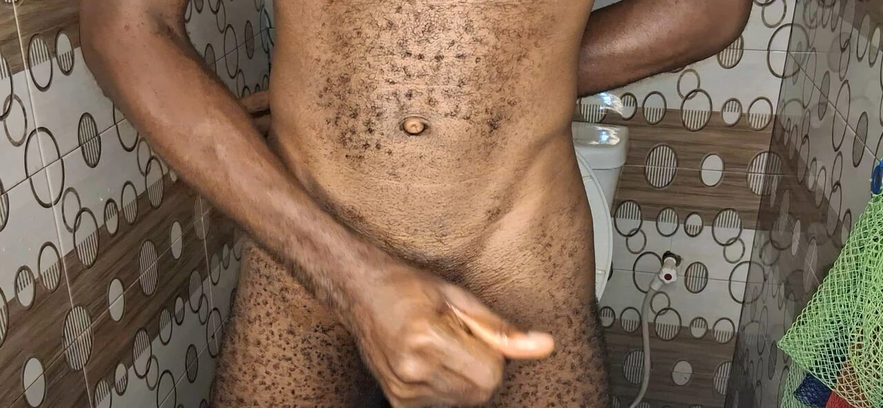 Je joue avec ma bite dans la salle de bain