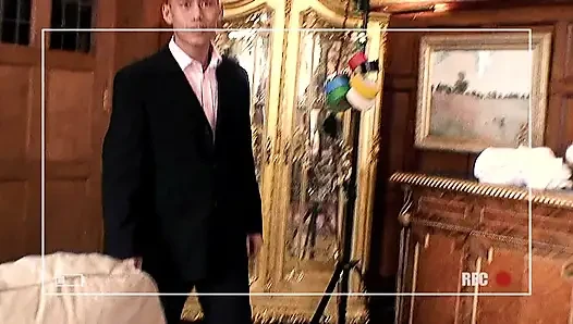 Sarışın genç kız iki istekli adam tarafından sikiliyor ve boşalıyor