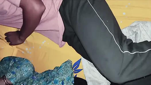 Azgın evli kadın yarakların tadını çıkarıyor