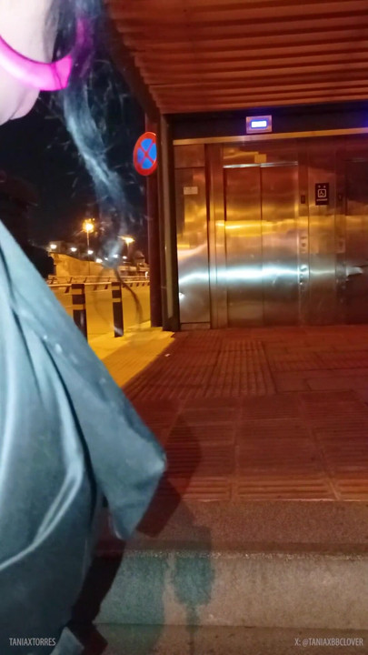 Taniax ta av sig minishorts och sperma på gatan | Klipp 1
