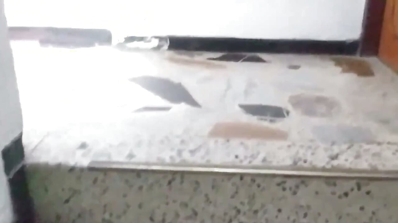 他们来找我收费，我不用付钱，所以他们操我来抵债 第一部分