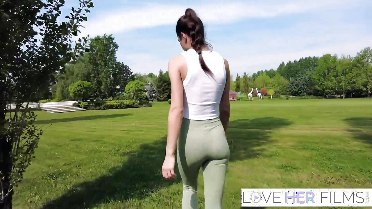 Lezbejski joga par Candice Luciani i seksi Lexy zadovoljavaju jedna drugu