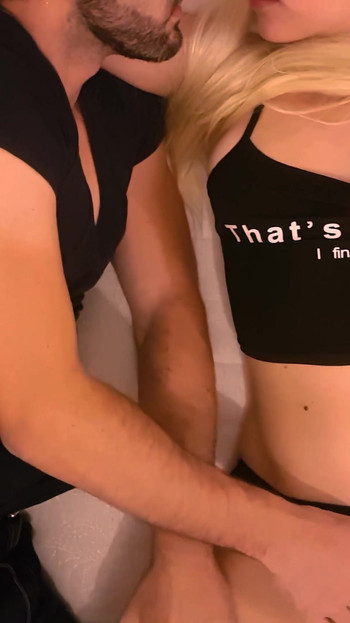 A "She's never TIRED TO CUM, miközben megérintem a mellbimbóit - UnlimitedOrgasm" kulcspillanata