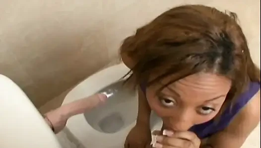 Dildo besar mengisap memek di toilet