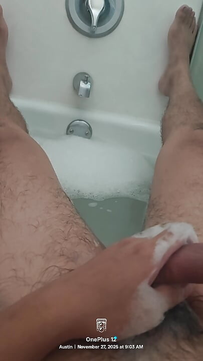 Melancap keras penuh di dalam tab mandi