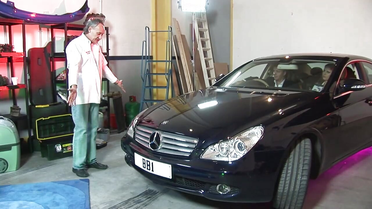 大胸部宝贝阴户操鸡巴吮吸假阳具在车库里玩耍