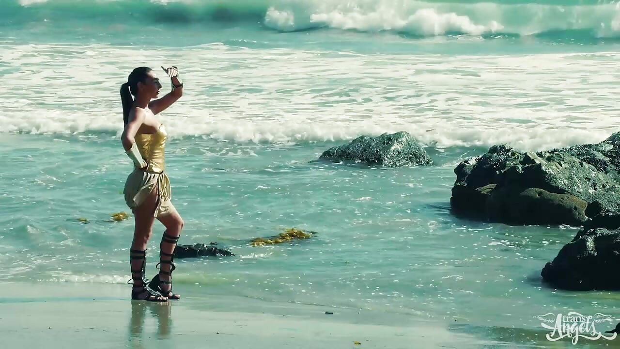 TRANSÄNGLAR - wonder woman chanel santini förvandlar ett räddnings uppdrag till ett oförglömligt analäventyr