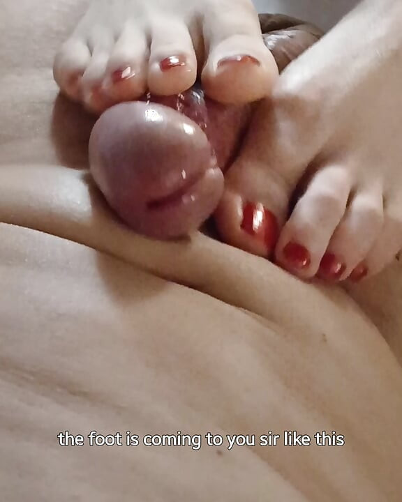 Kelly führt einen technischen footjob durch, der Dominiks schwanz zu einem squirting-orgasmus bringt.