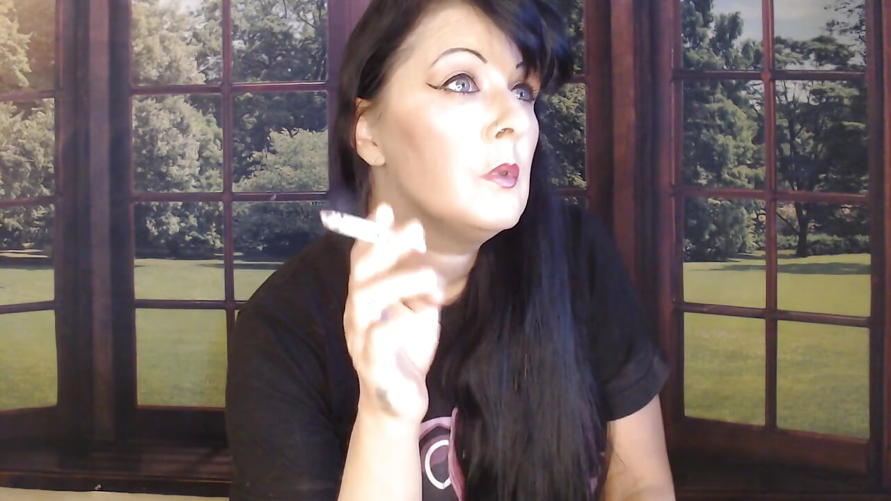 MILF Mouthy Smoke Inhales