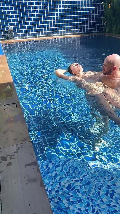 Día en la piscina: esposa tetona infiel divirtiéndose con su amante Tetas grandes, sol y gran polla