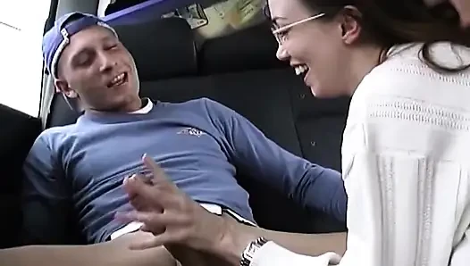 Seks threesome liar bareng cewek dewasa rambut cokelat sampai dicrot di dalam